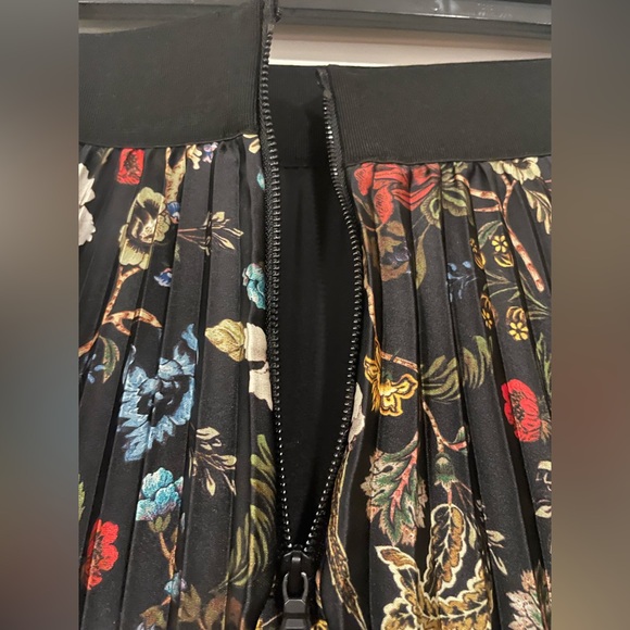 Alice + Olivia KATZ PLEATED MAXI SKIRT in Tapestry Trails Sm Black - Picture 9 of 10